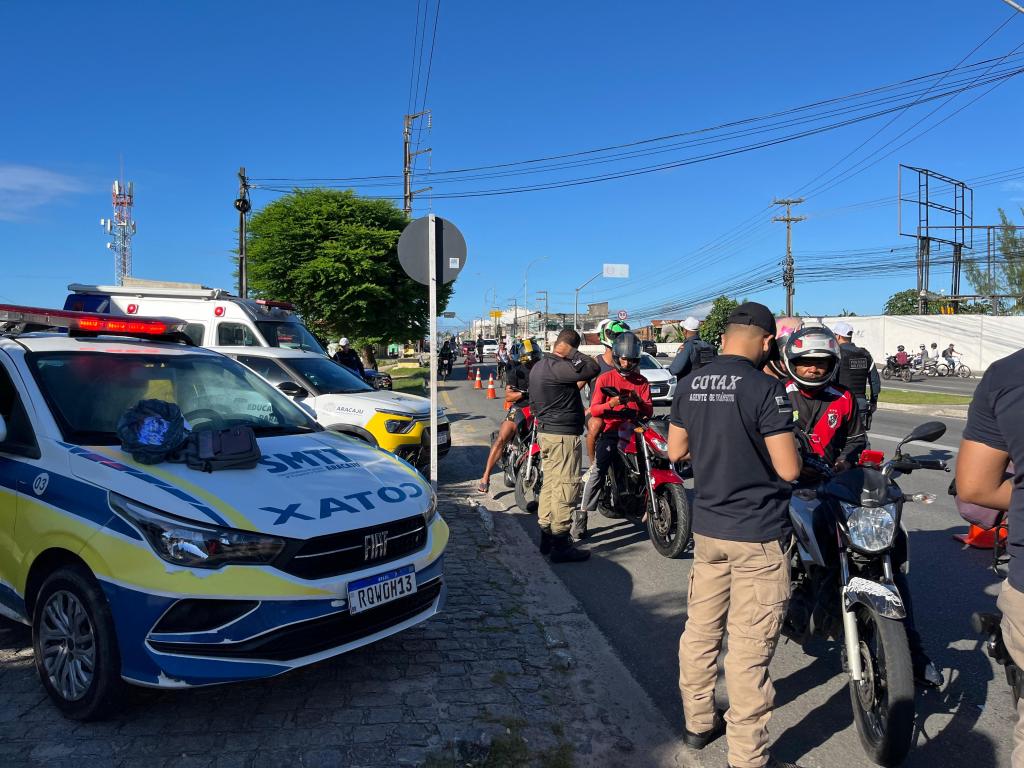 Maio Amarelo: SMTT aborda motociclistas em blitz educativa na avenida José Carlos Silva - SMTT Aracaju